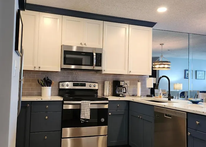 Apartment Hidden Harbour 2br 2ba - Bayside With Pool, Steps To And Northside Park! *