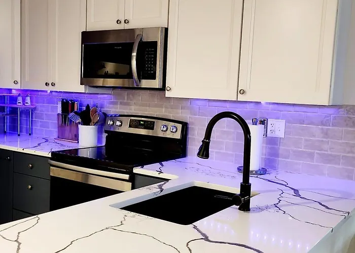 Hidden Harbour 2br 2ba - Bayside With Pool, Steps To And Northside Park! *