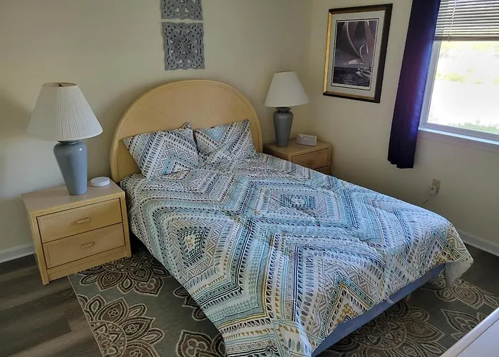 Hidden Harbour 2br 2ba - Bayside With Pool, Steps To And Northside Park!