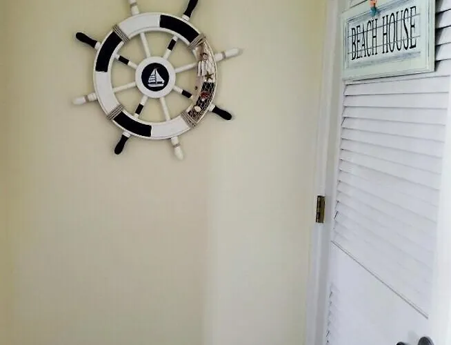 Hidden Harbour 2br 2ba - Bayside With Pool, Steps To And Northside Park!